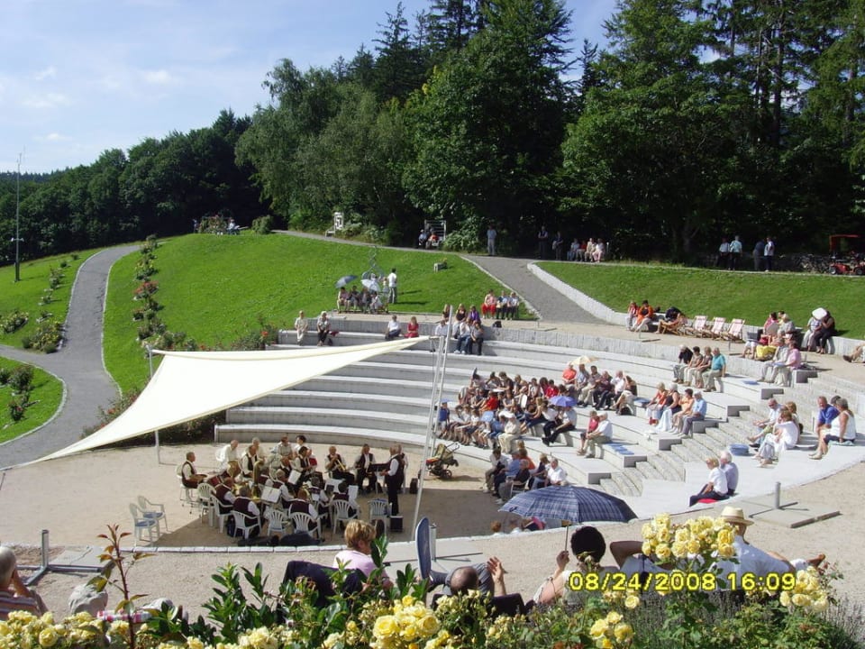 Amphitheater in der Parkanlage Schwarzwald Resort Dollenberg