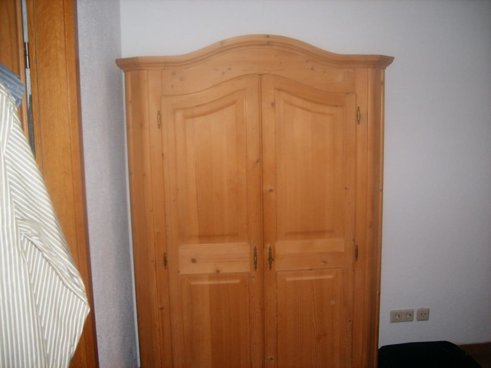 Schrank im kleinen Zimmer Hotel Zur Tanne