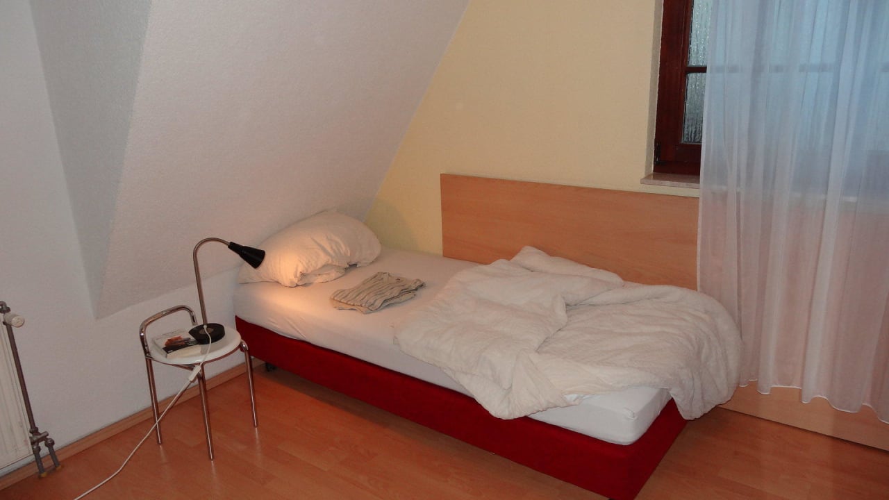 Nachttischlampe mit Freileitung auf Hocker Hotel Pension zu Dresden Altpieschen