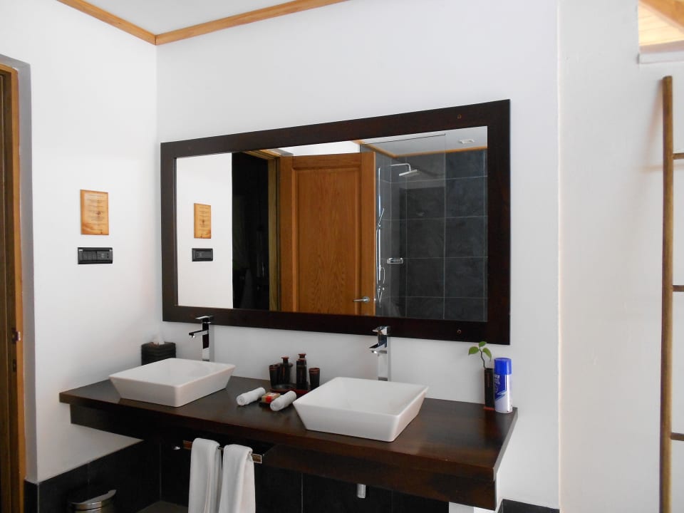 Das Badezimmer Vilamendhoo Island Resort & Spa