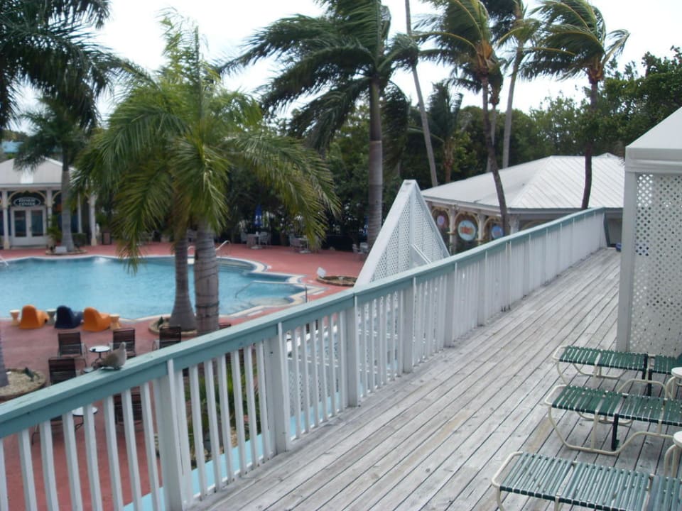 Blick vom Gang auf den Poolbereich 24 North Hotel Key West