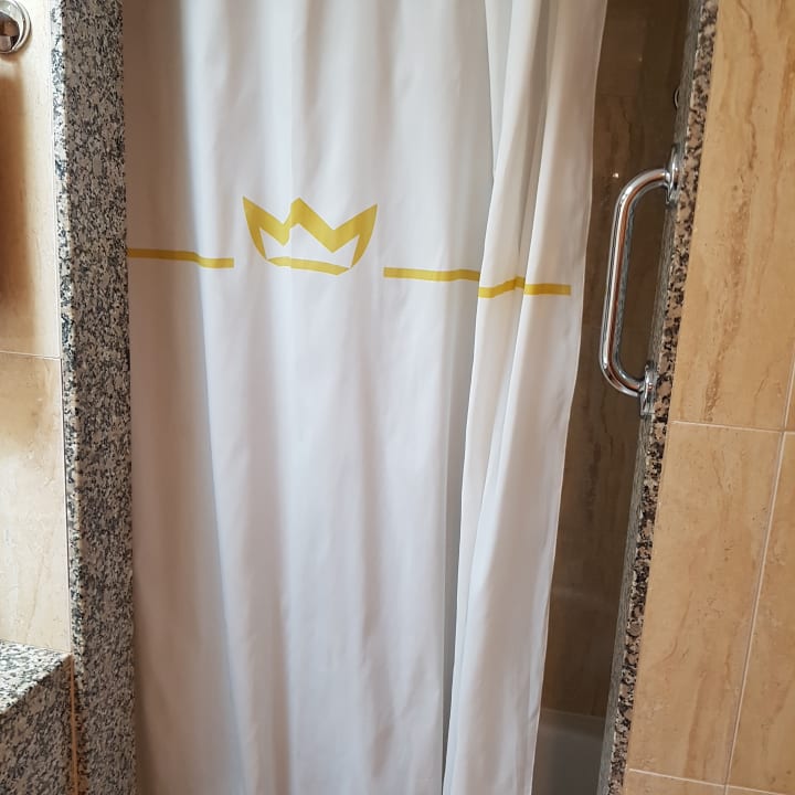 Badewanne lag hinter diesem Duschvorhang. Hotel Riu Paraiso Lanzarote