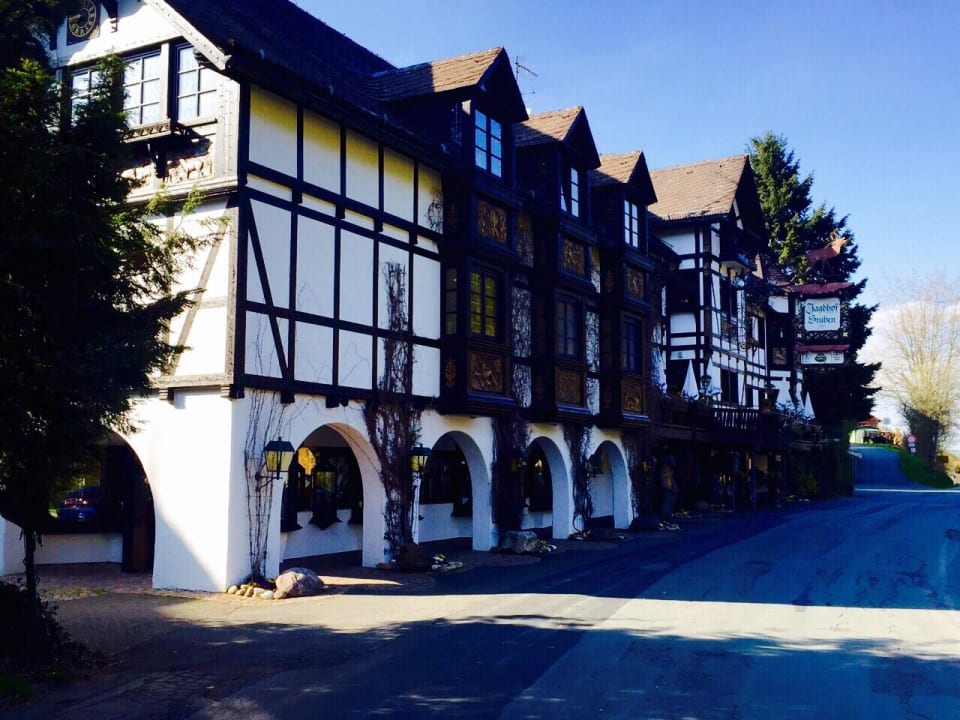 Einfahrt  Relais Chateaux Jagdhof Glashütte