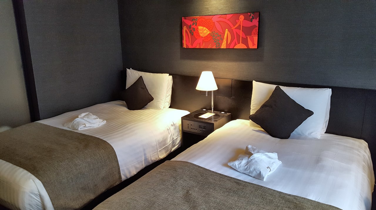 Sehr kleines Zimmer in dunklen Tönen gehalten The Gate Hotel Kaminarimon by Hulic