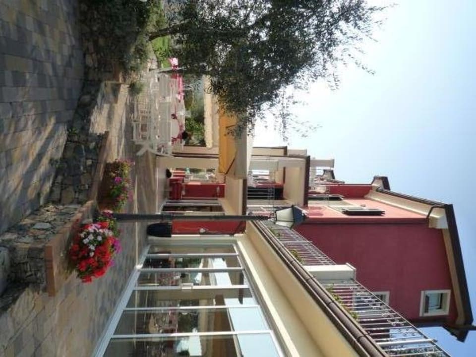 Restaurant rechts und Terrasse Hotel Le Ville Relais Club