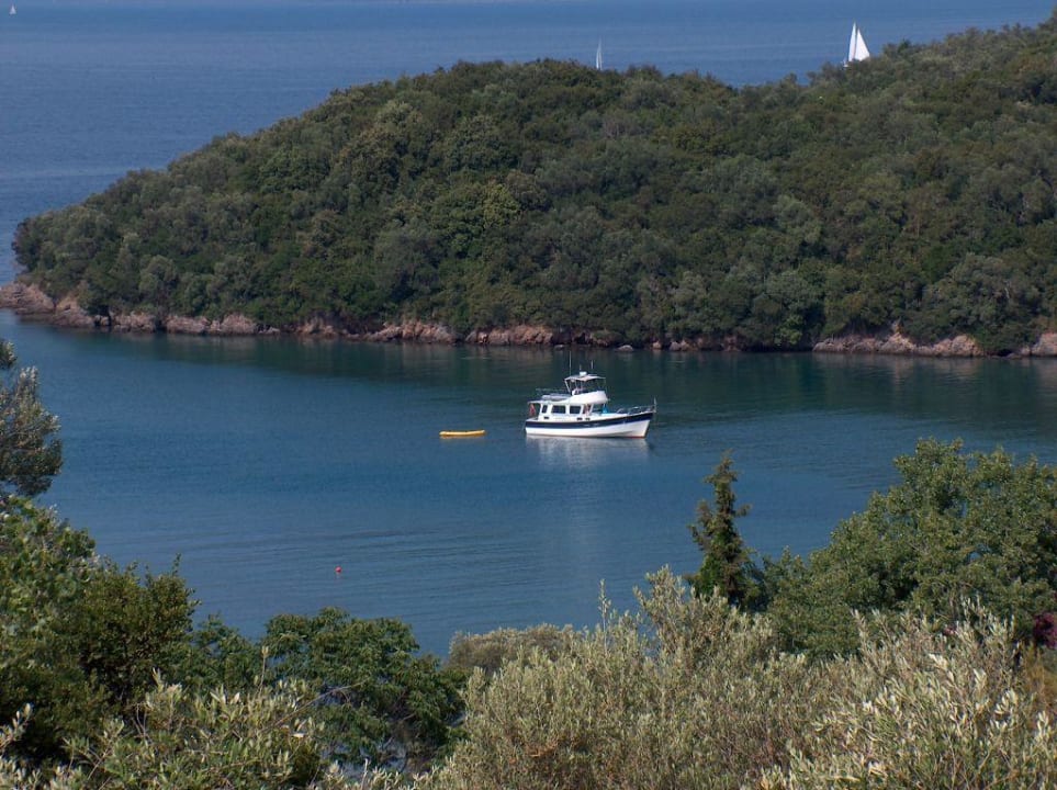 Traumhaft schöne Bucht vorm Hotel Grecotel LUXME Daphnila Bay