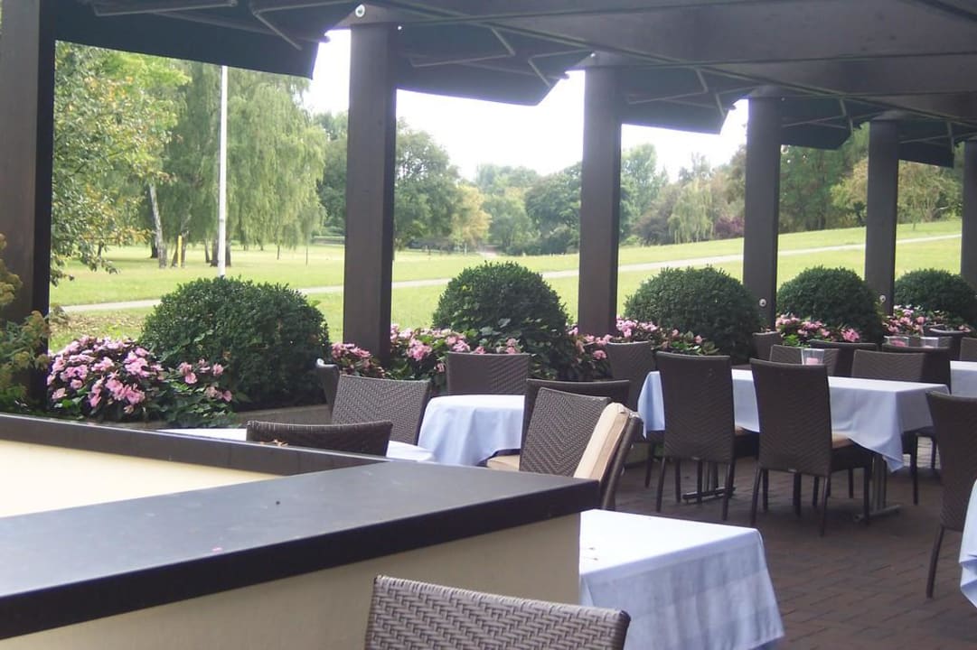 Restaurant mit Aussicht in den Park Ramada Nürnberg Parkhotel