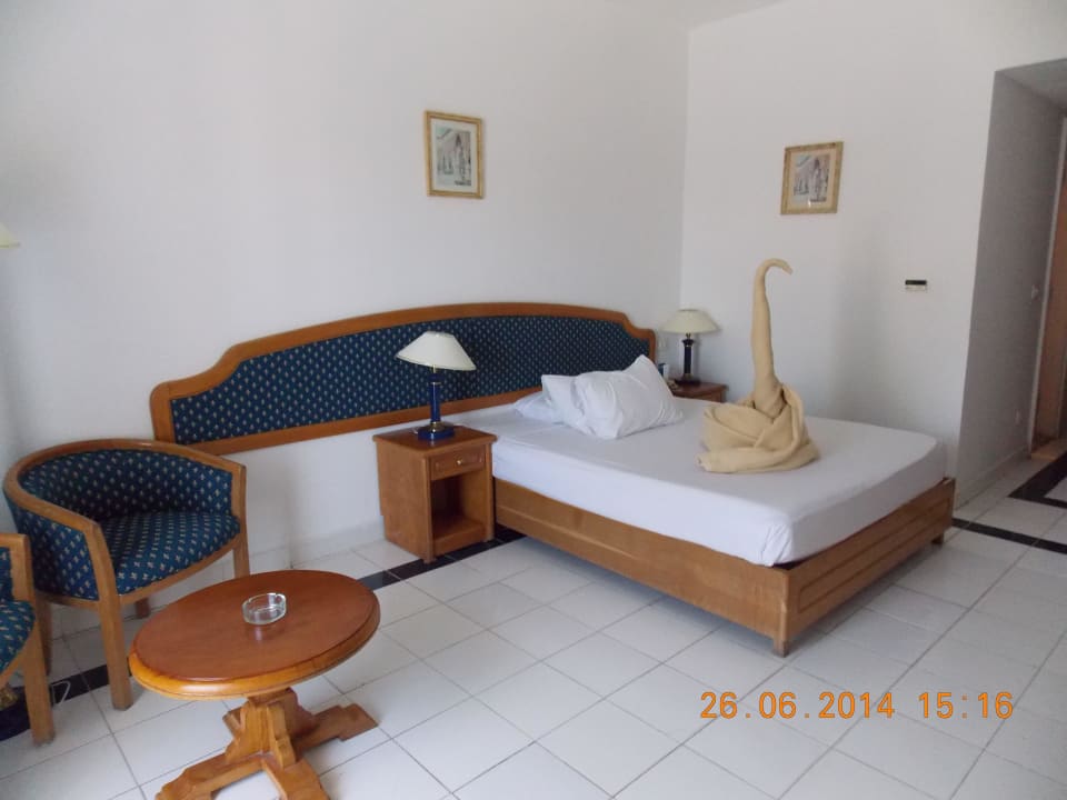 На первый день  Desert Rose