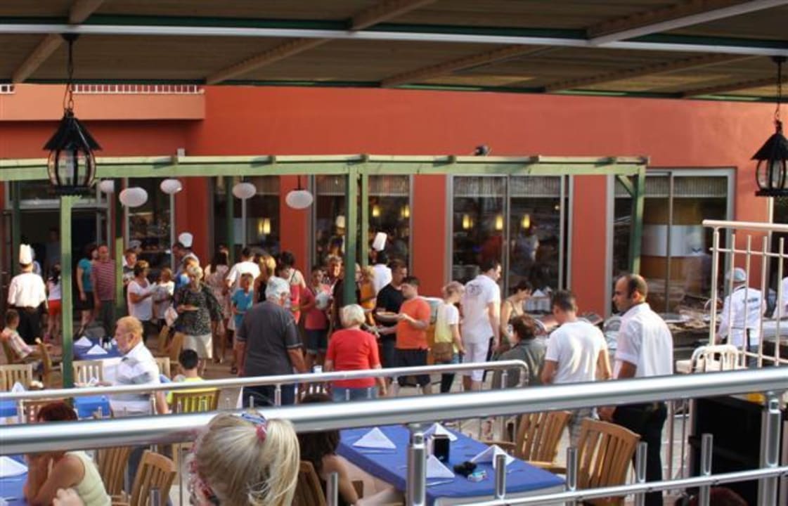 Schlange stehen ist normal  Club Side Coast