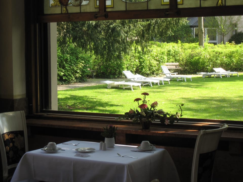 Blick vom Restaurant in den Garten Hotel Kaiserhof Victoria