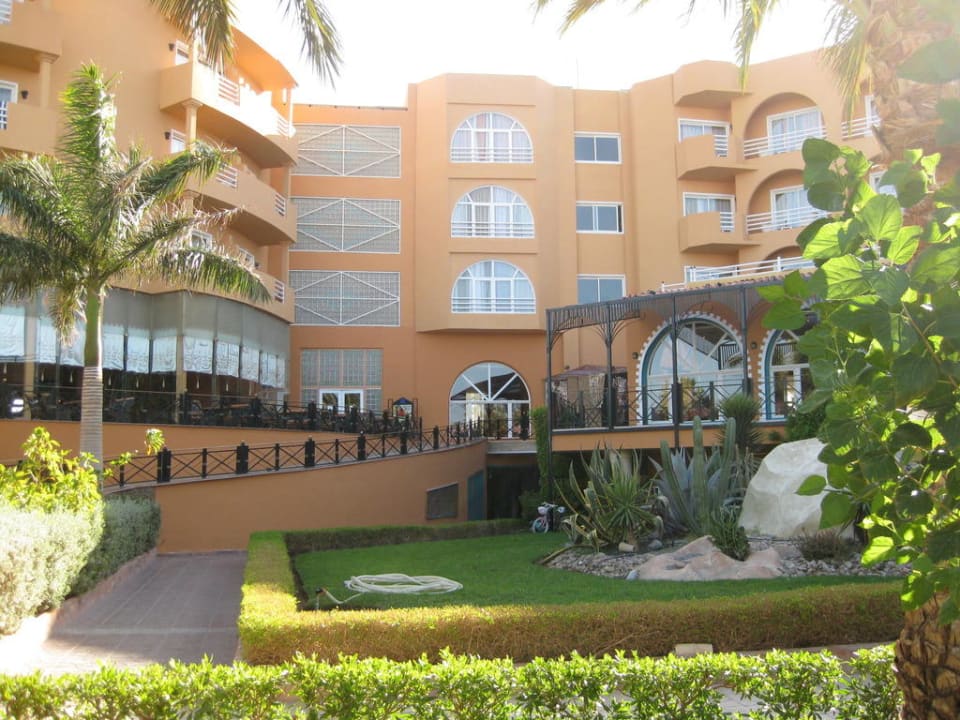 Blick von der Hotelanlage zum Haupthaus Golden Beach Resort