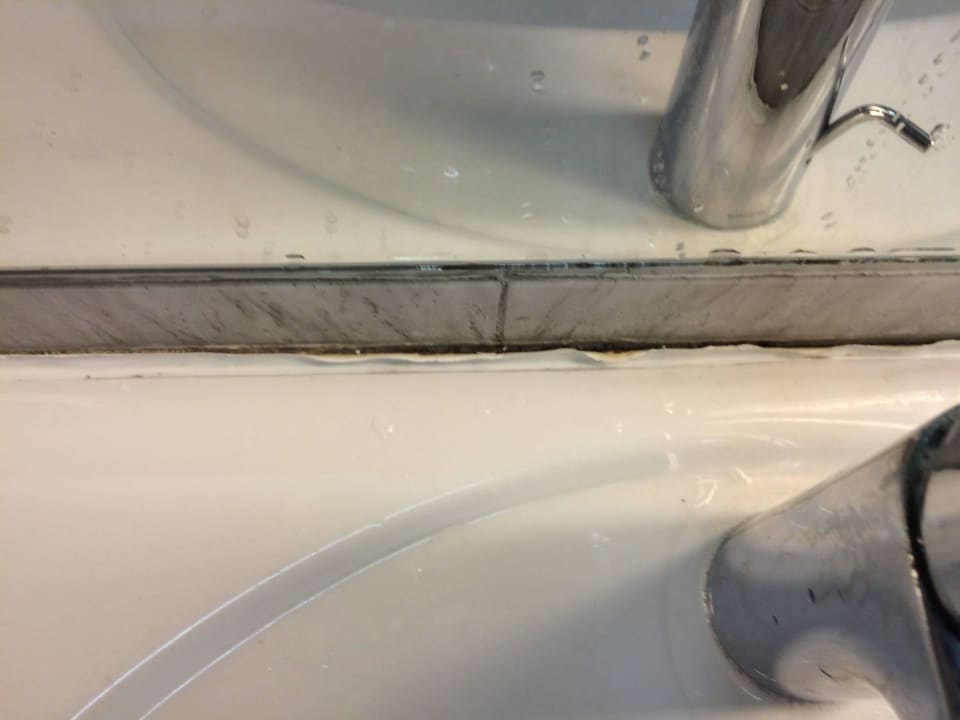 Schmutzige Silikonfuge in der Toilette Maritim Hotel Würzburg