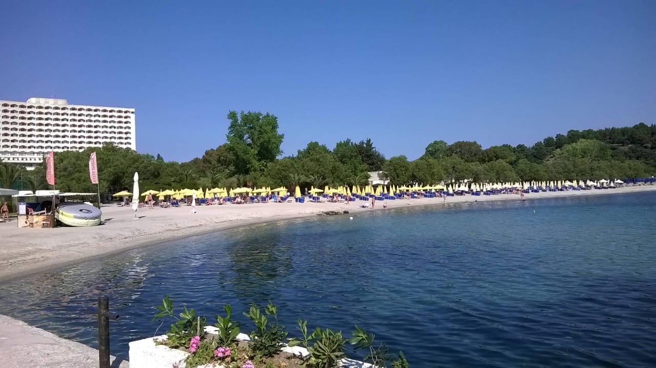 Ausblick vom Steg, hoteleigene Liegen mit Schirmen Hotel Athos Palace