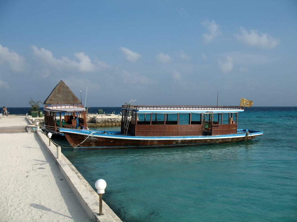 Dhoni und Anlegesteg Summer Island Maldives