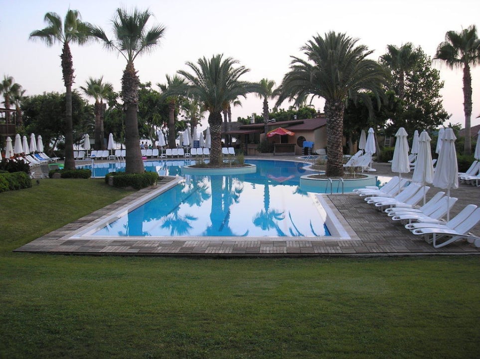 Pool Abends Hotel Grand Side