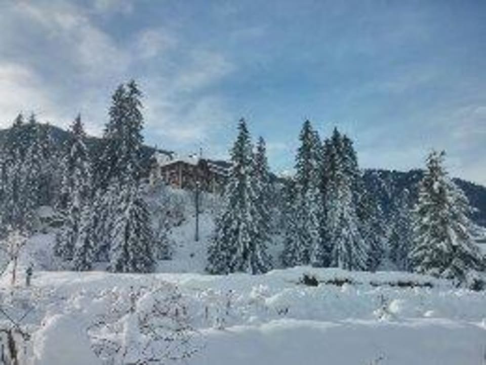 Blick vom Tal auf das Hotel Sonklarhof