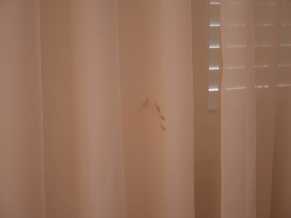 Verschmutzte Vorhänge Hotel Aurora