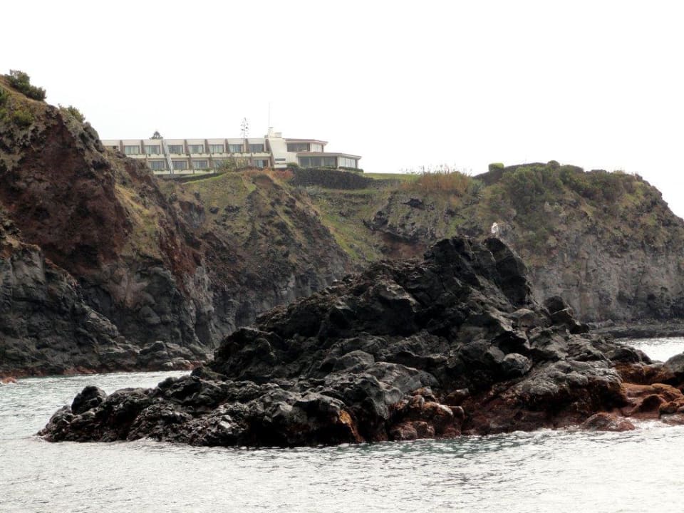 Vom Strand die Klippen hinauf Caloura Hotel Resort