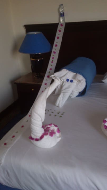 Bettdekoration liebevoll gestaltet  Emerald Resort & Aqua Park