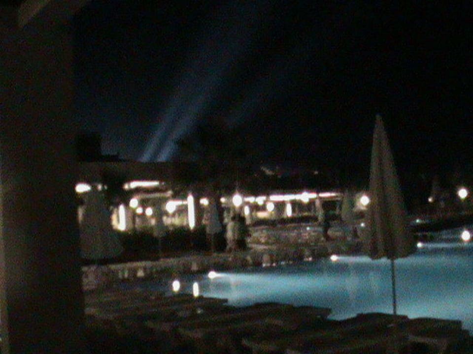 Poolanlage bei Nacht Sunis Elita Beach Resort & Spa