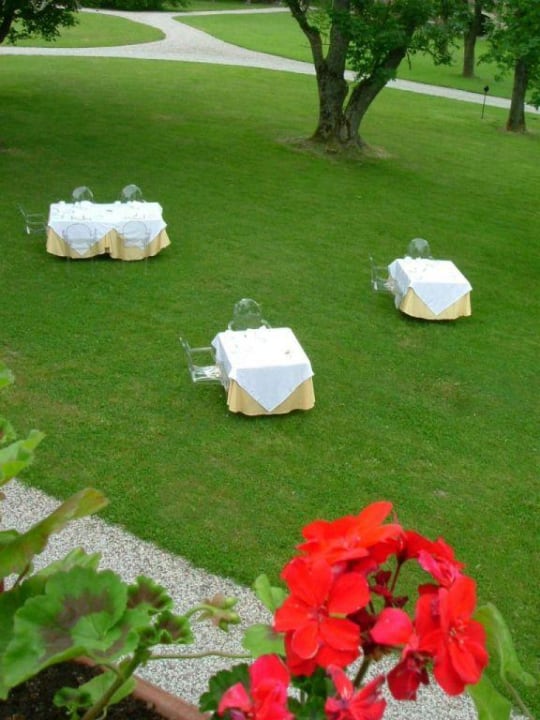 Frühstück im Garten Hotel Pädaste Manor