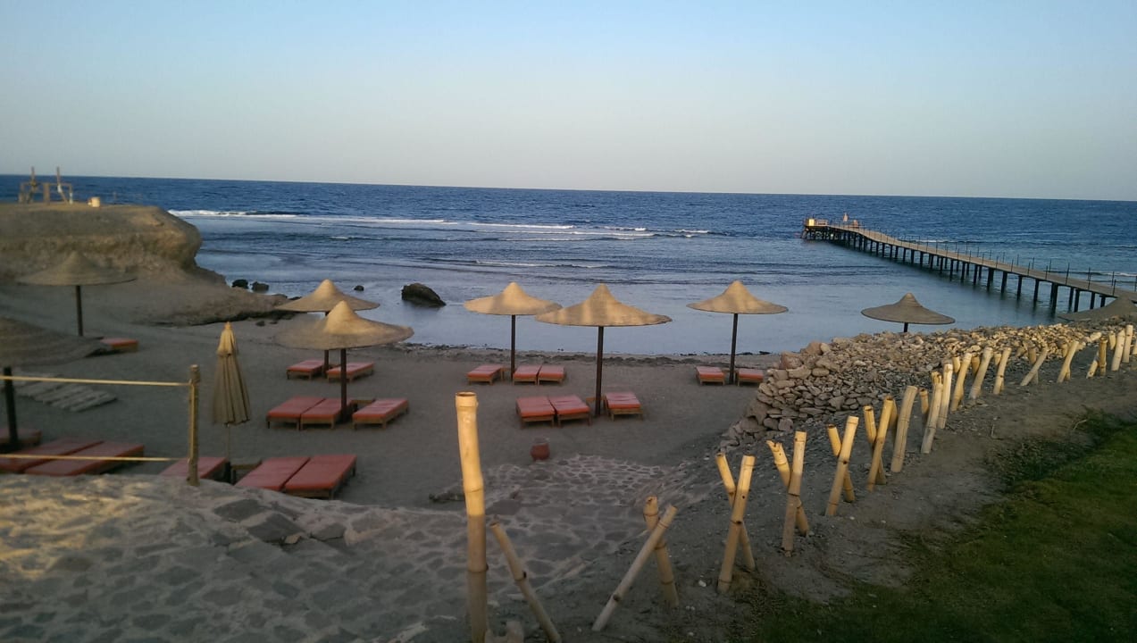 Eine von drei Strandbuchten Rohanou Beach Resort