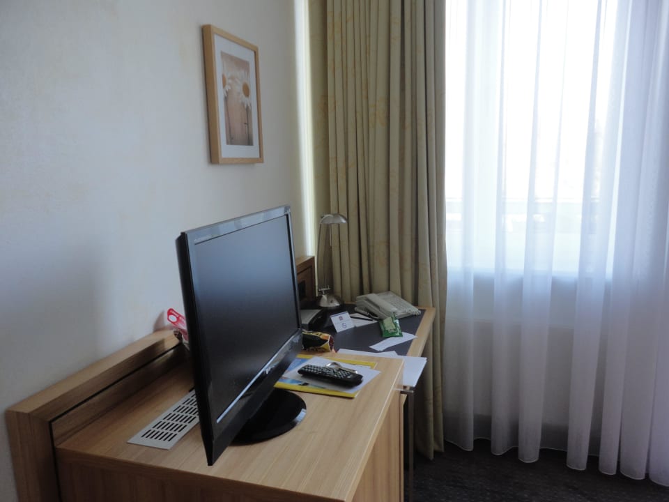 Guter Fernseher mit einen schönen Schreibtisch Best Western Hotel Heidehof