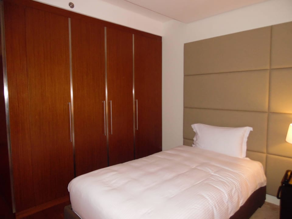 Bett mit Schrank Oryx Airport Hotel