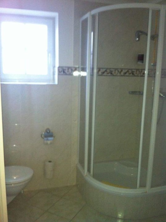 Kleines Badezimmer mit Dusche Wohlfühlresort Peternhof