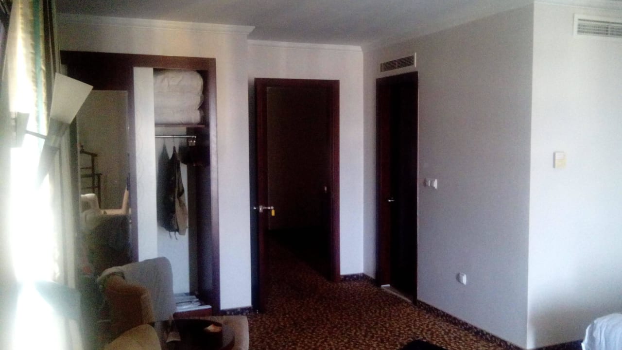 Выходы в ванную комнату(направо) и в коридор Best Western Plus Hotel Khan