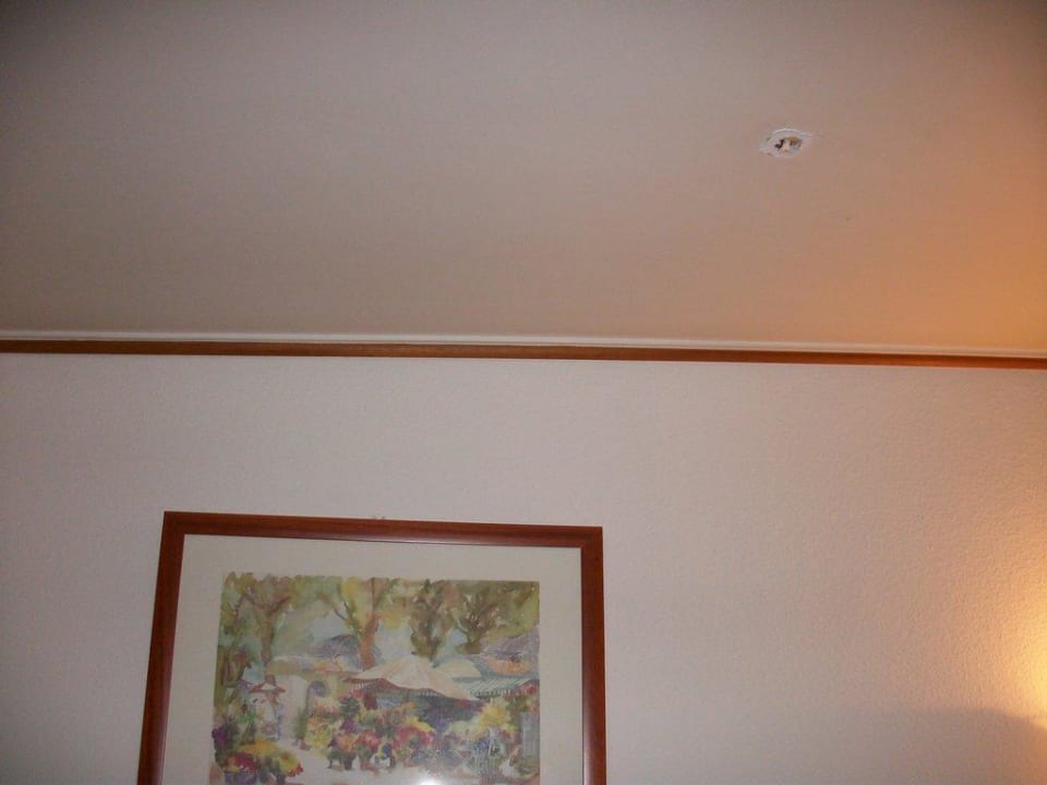 Trou dans le plafond Hotel Campanile Paris 15 - Tour Eiffel