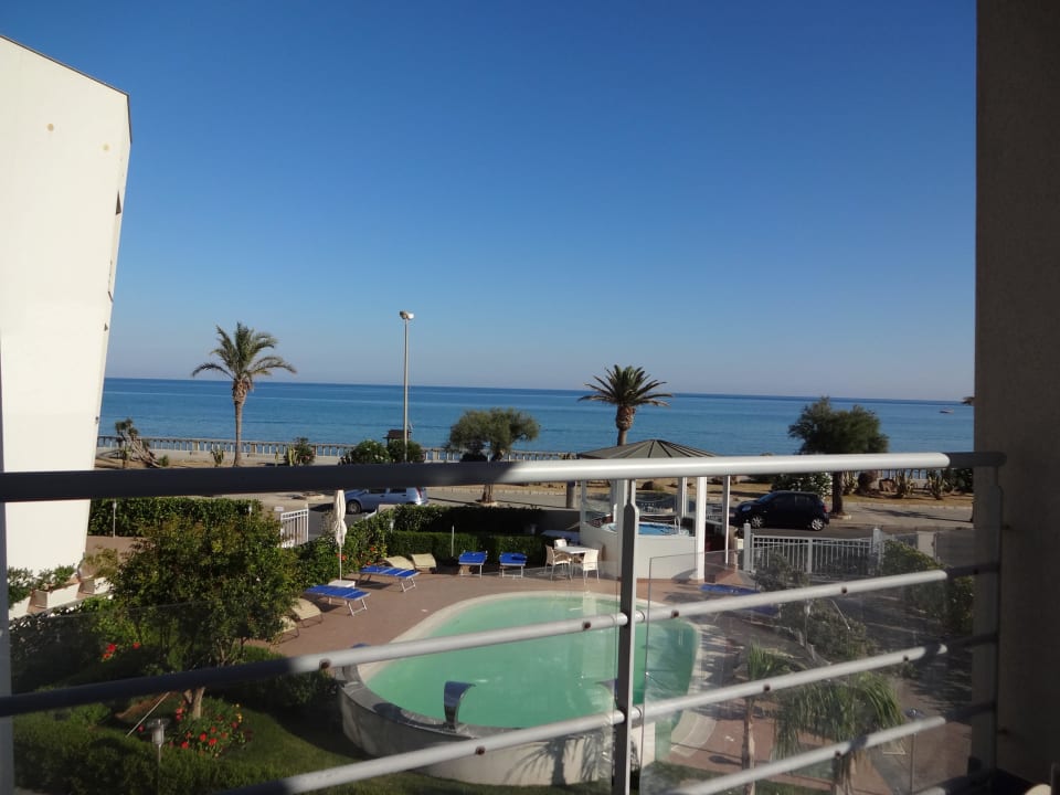 Blick auf Pool und Meer Astro Suite Hotel