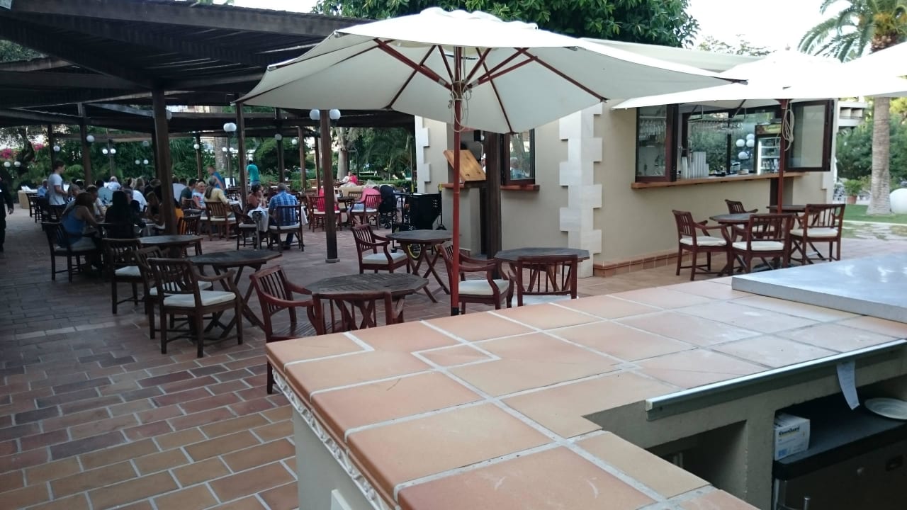 Schöne Terrasse, nur halb gedeckt  Hotel Son Caliu Spa Oasis