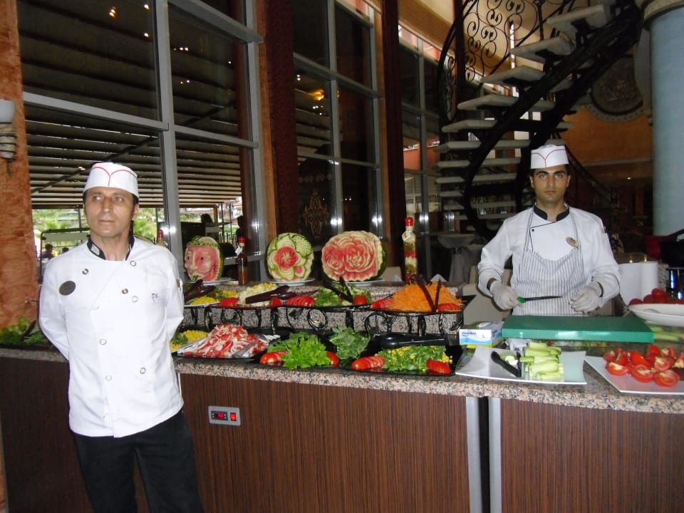 Salat wird immer frisch gemacht Royal Atlantis Beach Hotel