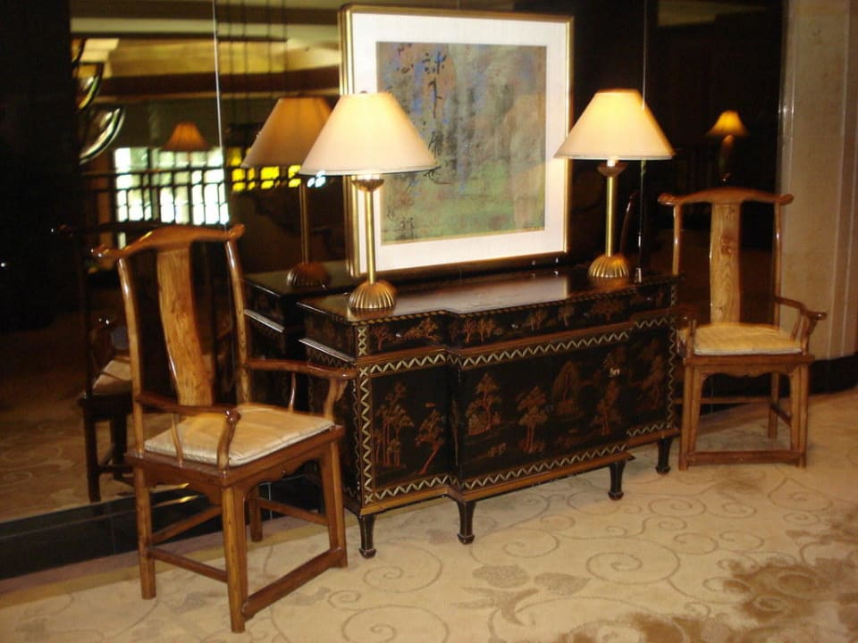Chinesisches Mobiliar in der Lobby Hotel The Peninsula Bangkok