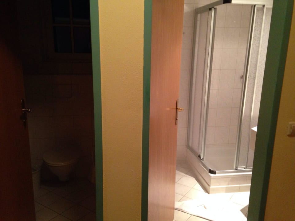 Doppelzimmer mit Balkon - Eingang Badezimmer ALPHAtauern Health Resort - ADULTS ONLY 15+