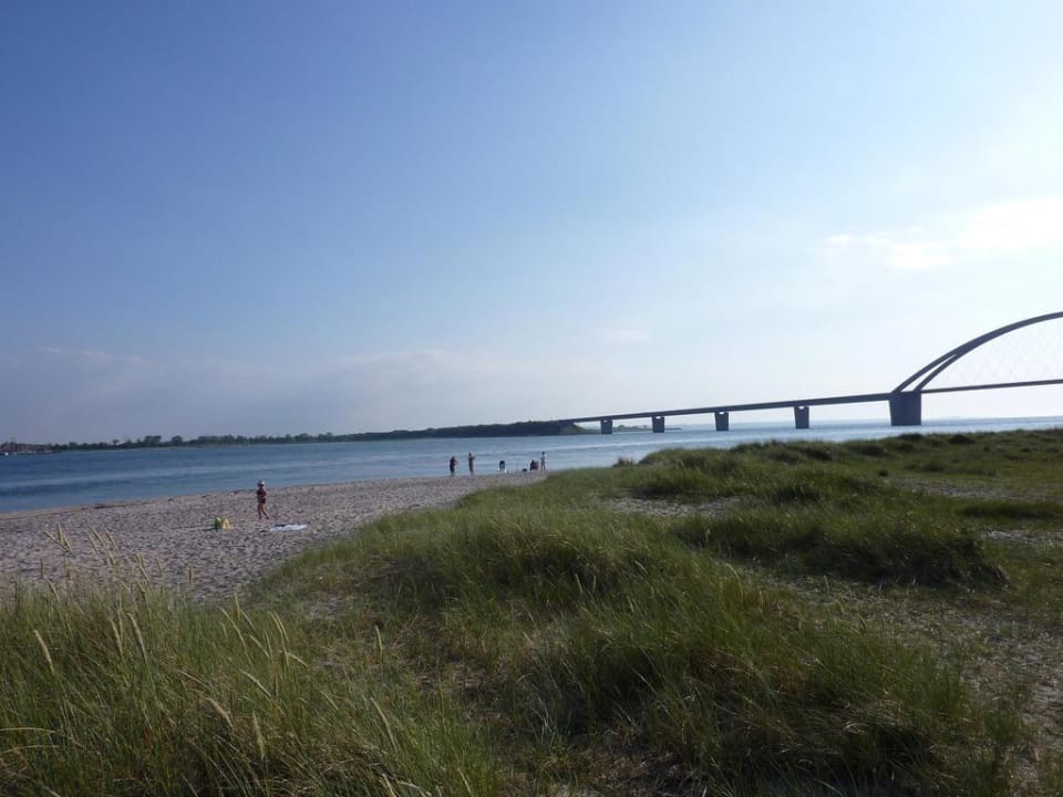 Strand, Blickrichtung rechts zur Fehmarnsundbrücke Fährhaus Fehmarnsund