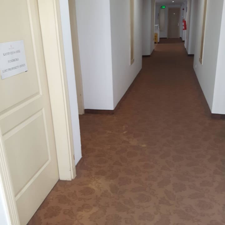 Undefinierbare Flecken im gesamten Flur Grand Seker Hotel