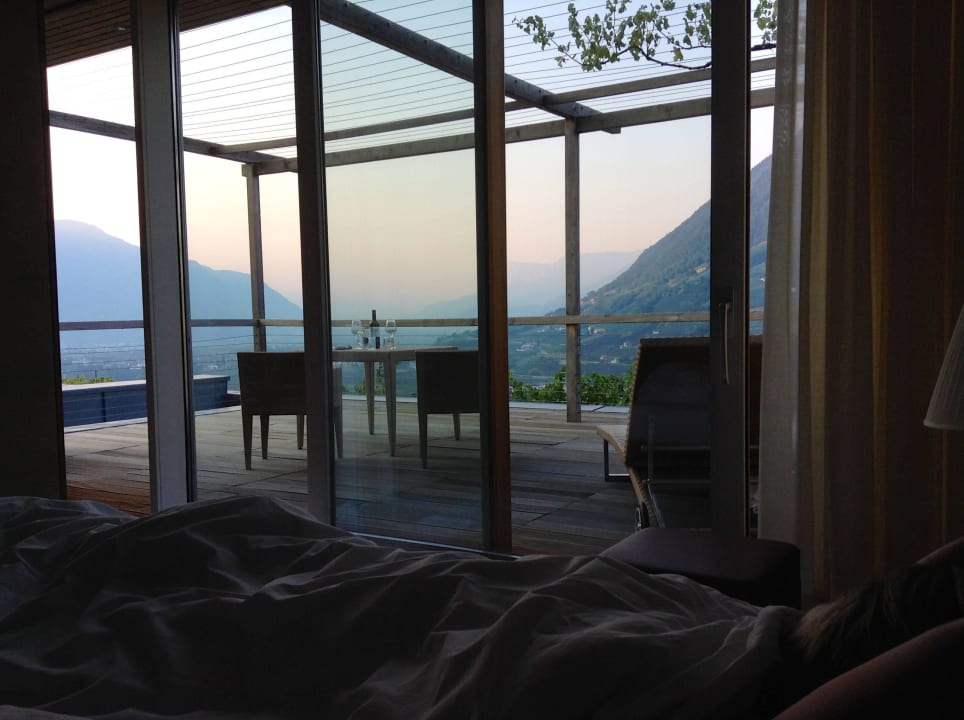 Blick vom Bett auf die Terrasse und Meran Hotel Pergola Residence
