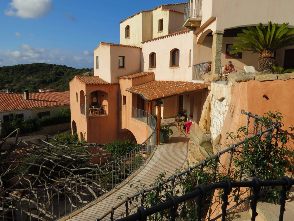 Innenhof mit Frühstücksbereich und Ausblick Hotel Arathena