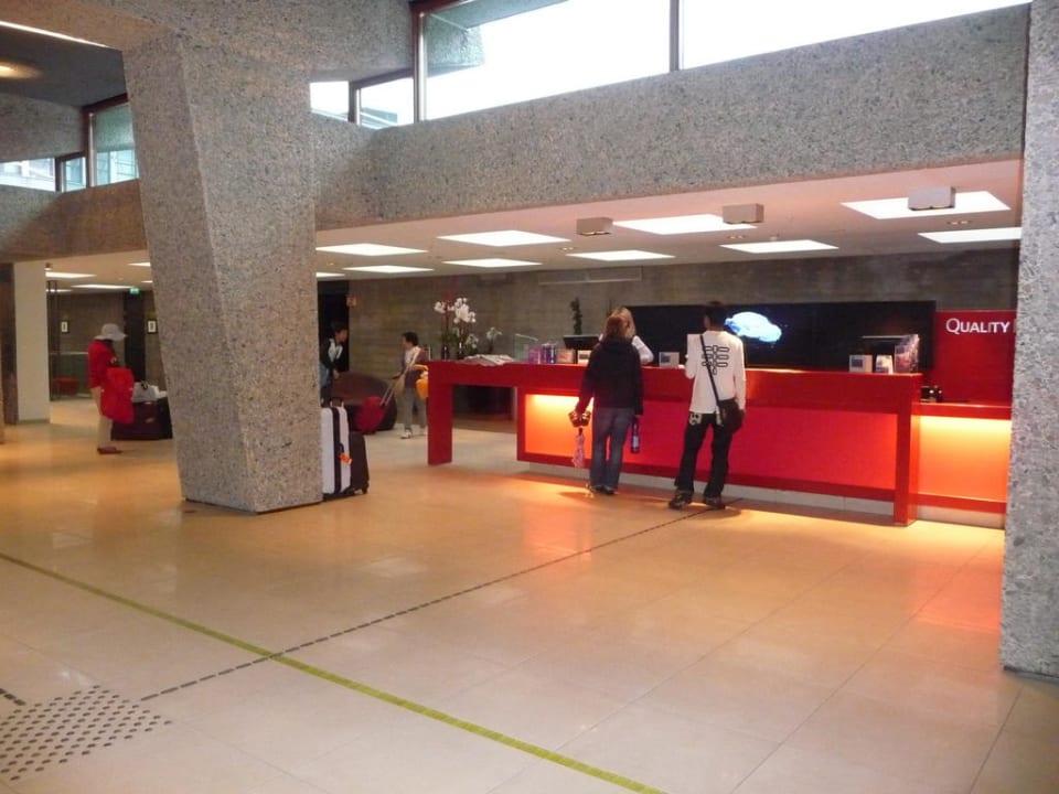 Lobby Quality Hotel 33