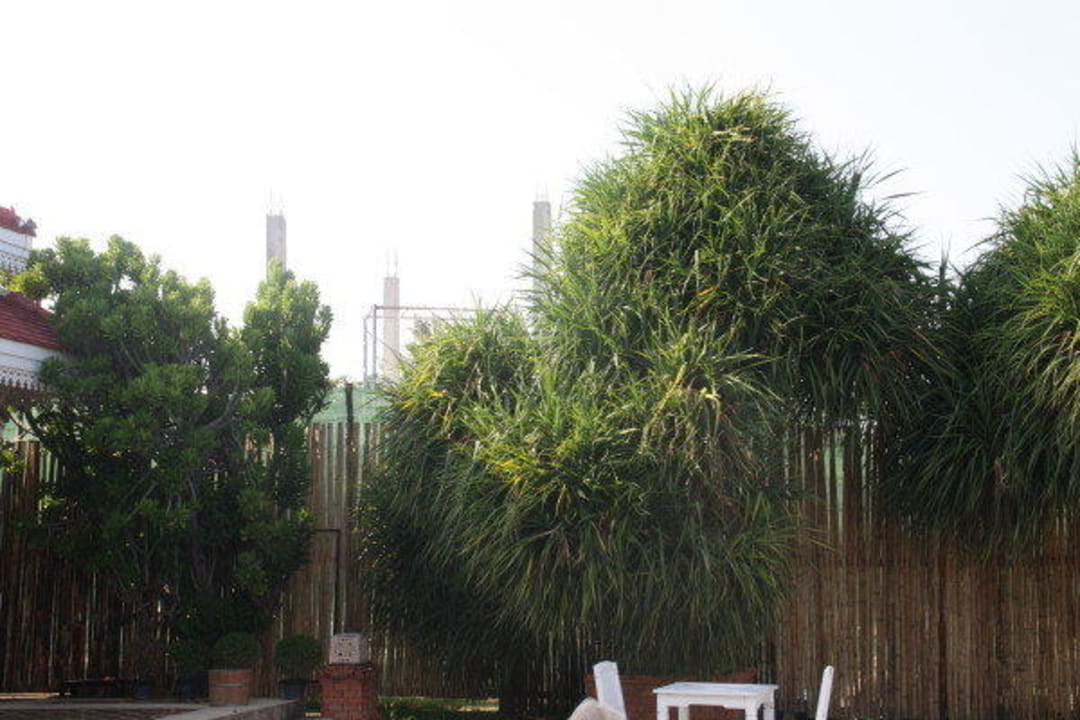 Sichtschutz am Restaurant zur Baustelle  Wora Bura Hua Hin Resort & Spa