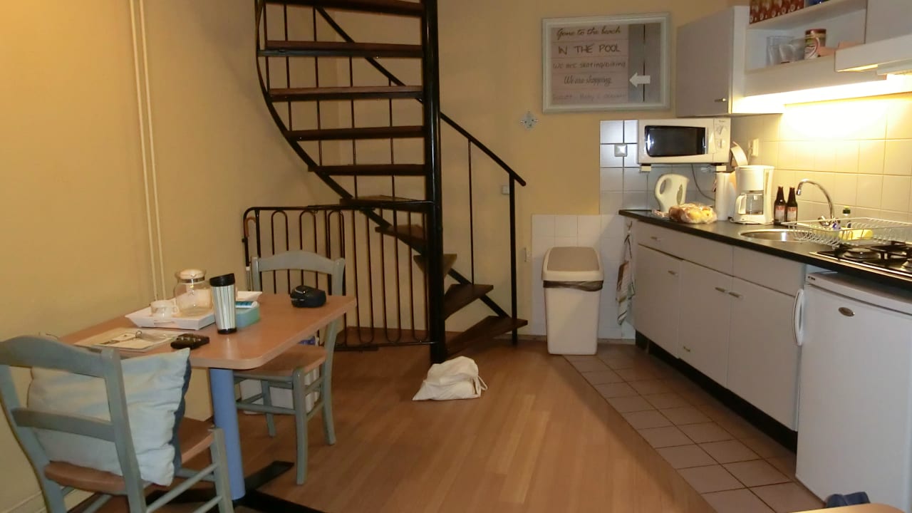 Esstisch für 2 Personen - Treppe zum Schlafzimmer und Bad Center Parcs Port Zélande