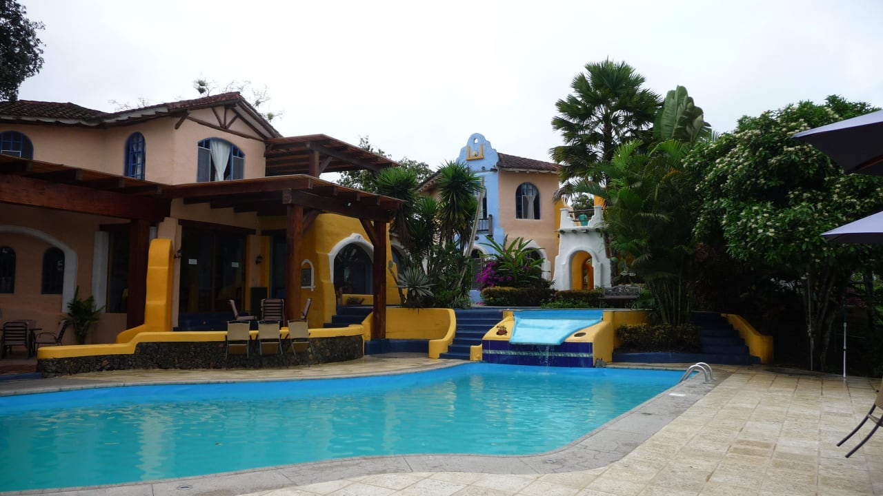 Pool und Restaurant dahinter Hotel Mantaraya Lodge