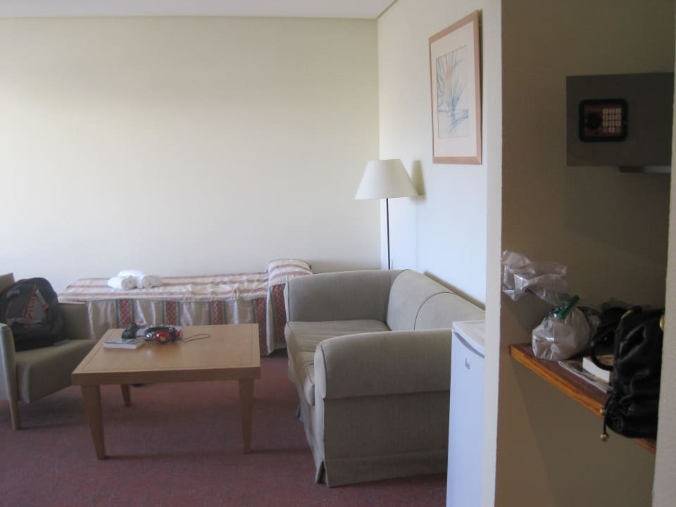 Der zweite Raum mit Sitzecke, Kühlschrank und Sofa Dreams Lanzarote Playa Dorada Resort & Spa