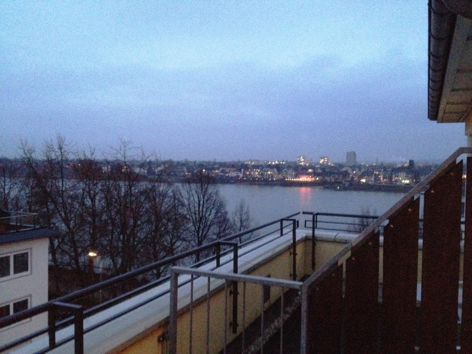 Seitlicher Blick auf den Rein vom Balkon (im Regen Dorint Hotel Bonn