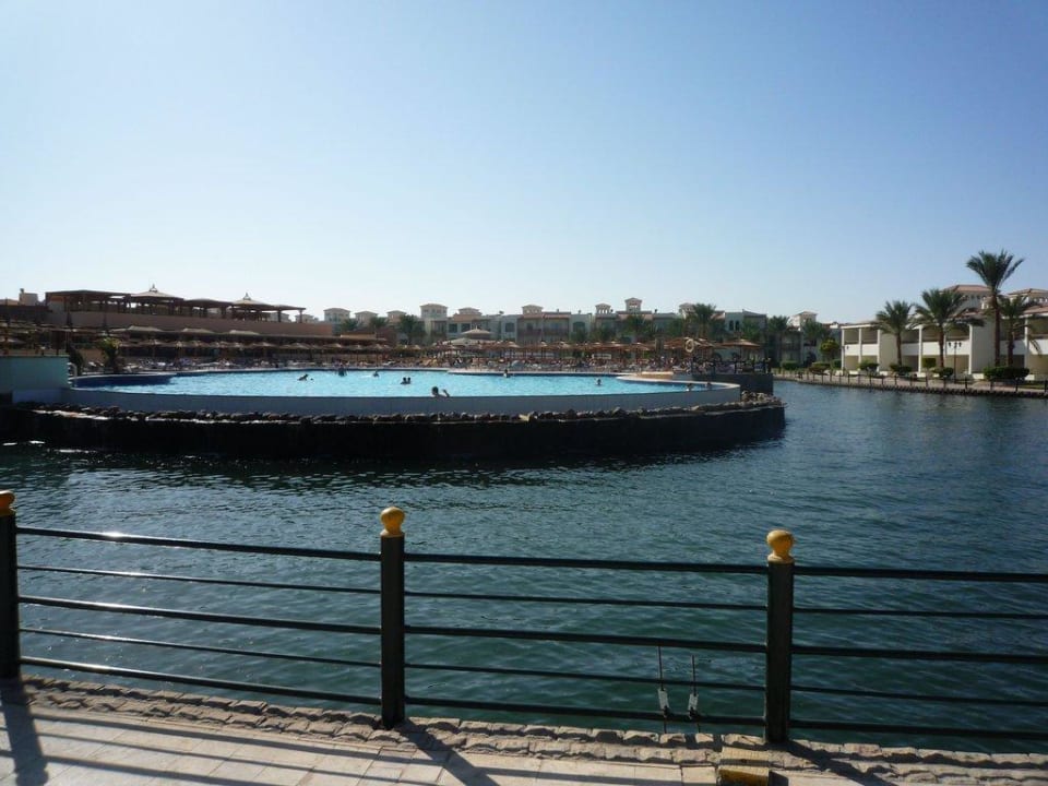 Pool vom Meerwasserlagune umringt Pickalbatros Dana Beach Resort - Hurghada