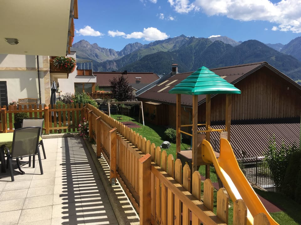 Blick in den Garten Chesa Arella Apartments