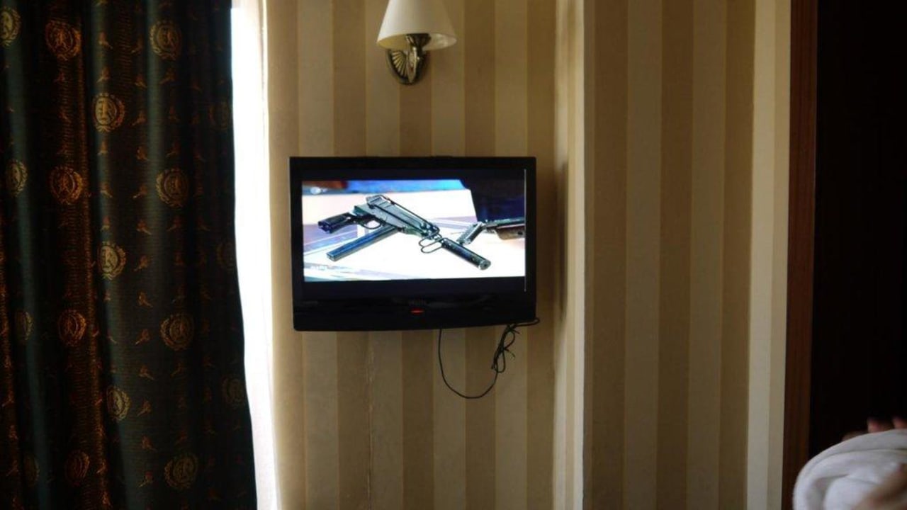 TV im Zimmer Kayamaris Hotel