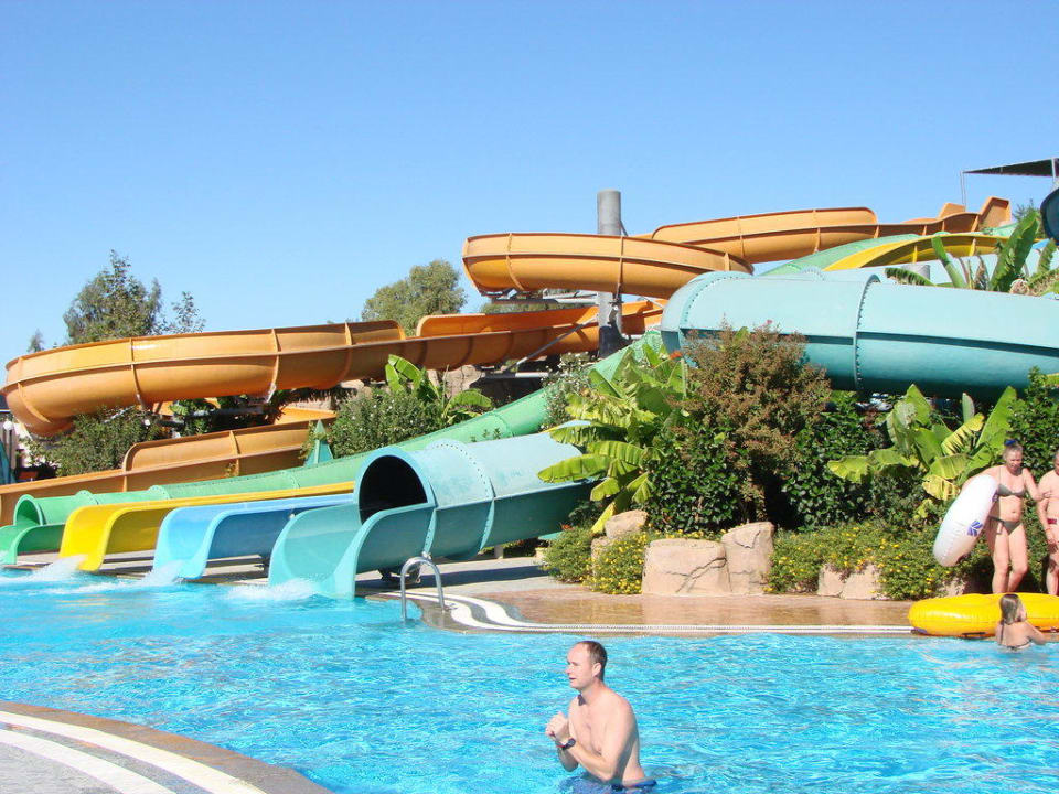 Der Aquapark mit 13 Rutschen VONRESORT Golden Beach